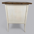 Eleganter Vintage Schrank mit rustikalem Charme