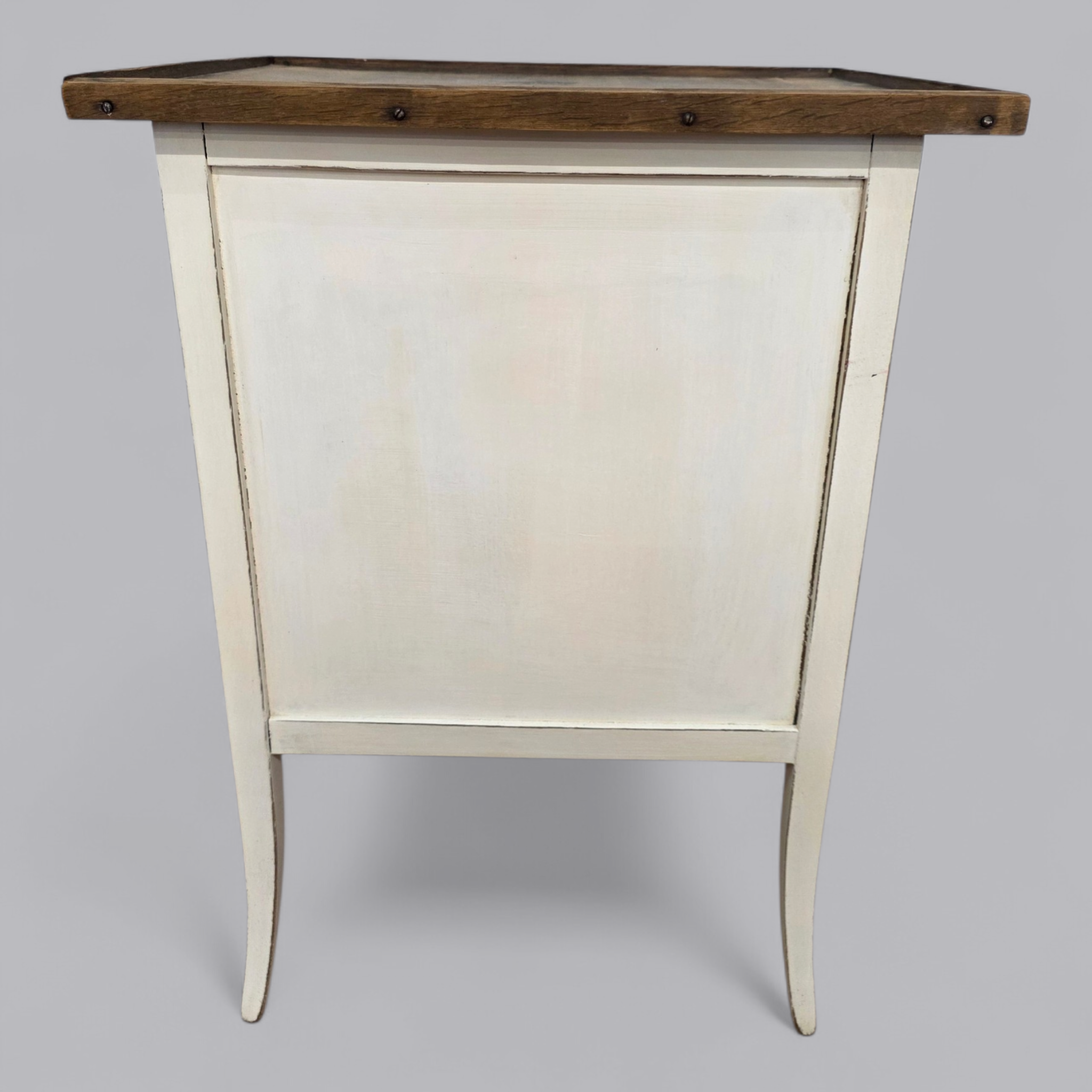 Eleganter Vintage Schrank mit rustikalem Charme