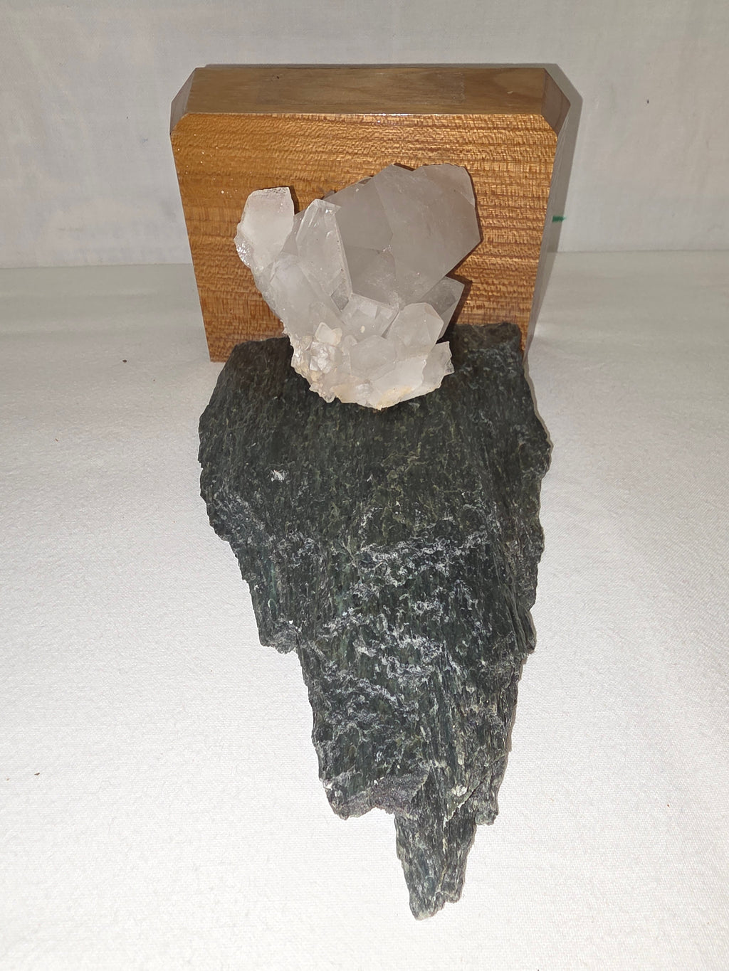 Dekoratives Mineralien-Arrangement mit Grünstein und Bergkristall auf Holzsockel