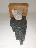 Dekoratives Mineralien-Arrangement mit Grünstein und Bergkristall auf Holzsockel