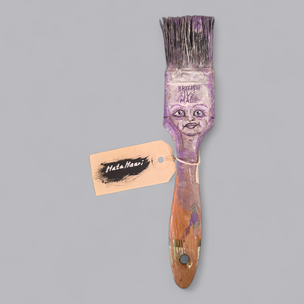 Pensionierte Mitarbeiterin „Mata Haari“ – bemalter Pinsel (ca. 22 cm)