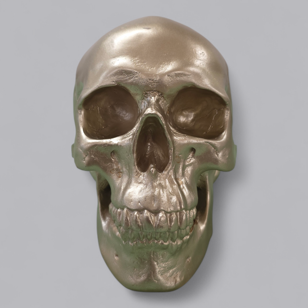 Modernes Totenkopf-Kässeli in Metallic-Optik