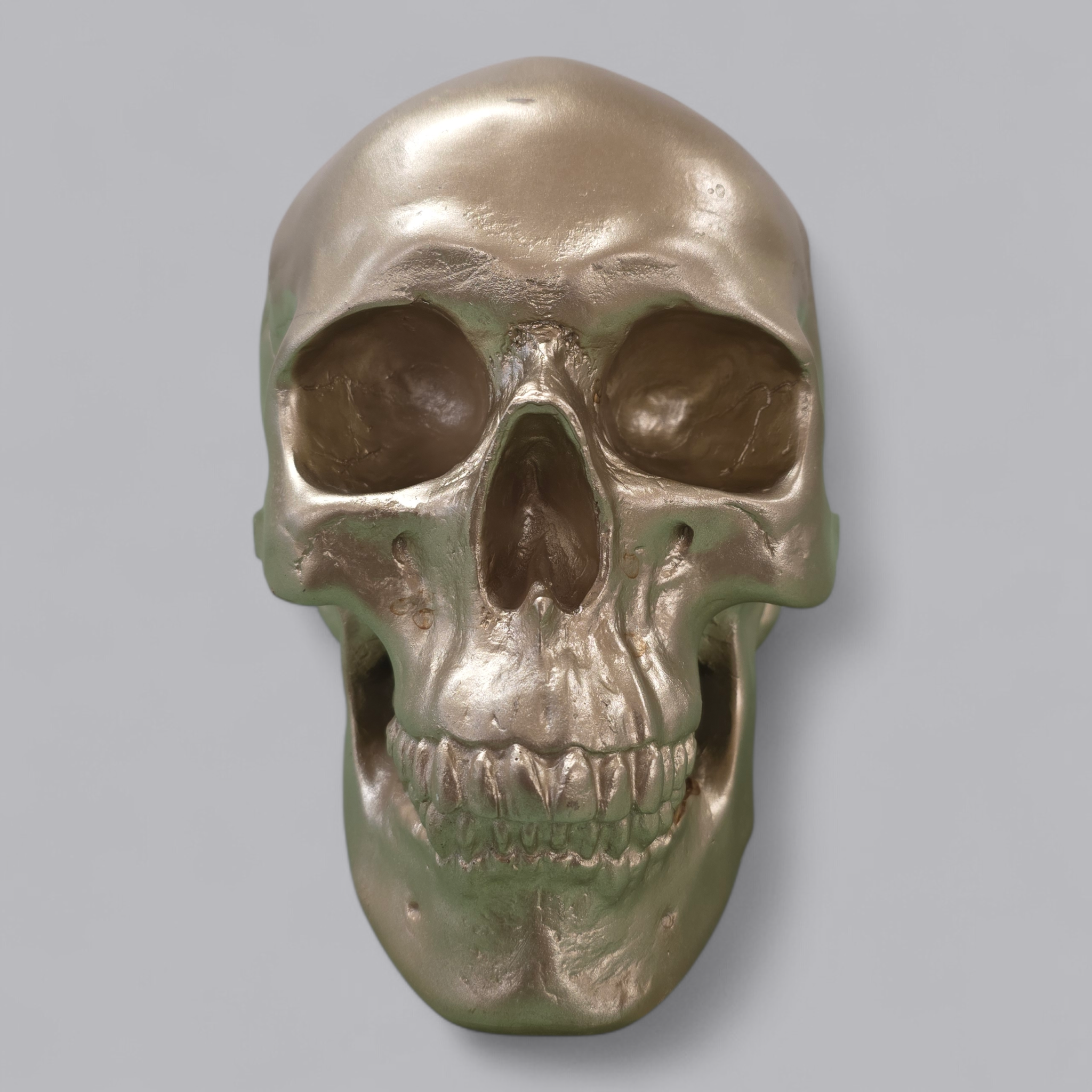 Modernes Totenkopf-Kässeli in Metallic-Optik