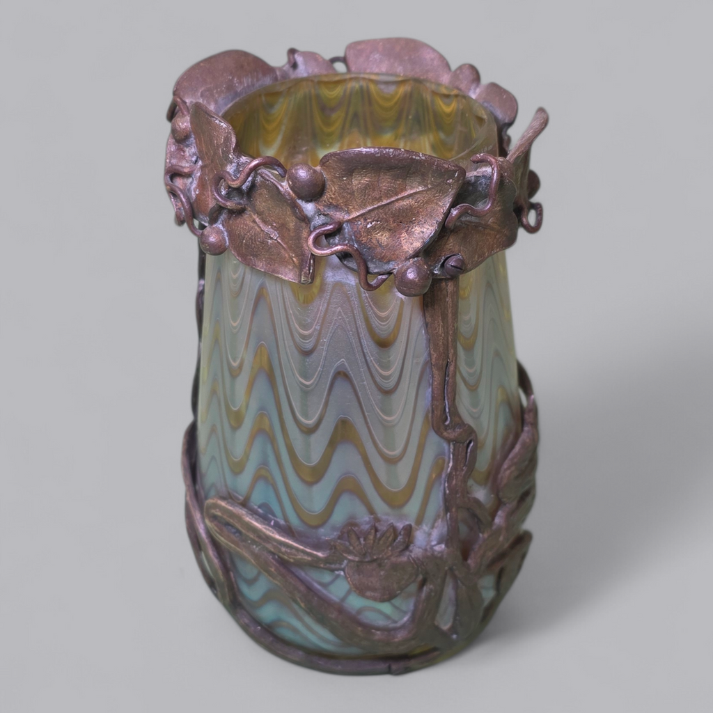 Jugendstil Glasvase mit kunstvoller Messingmontur
