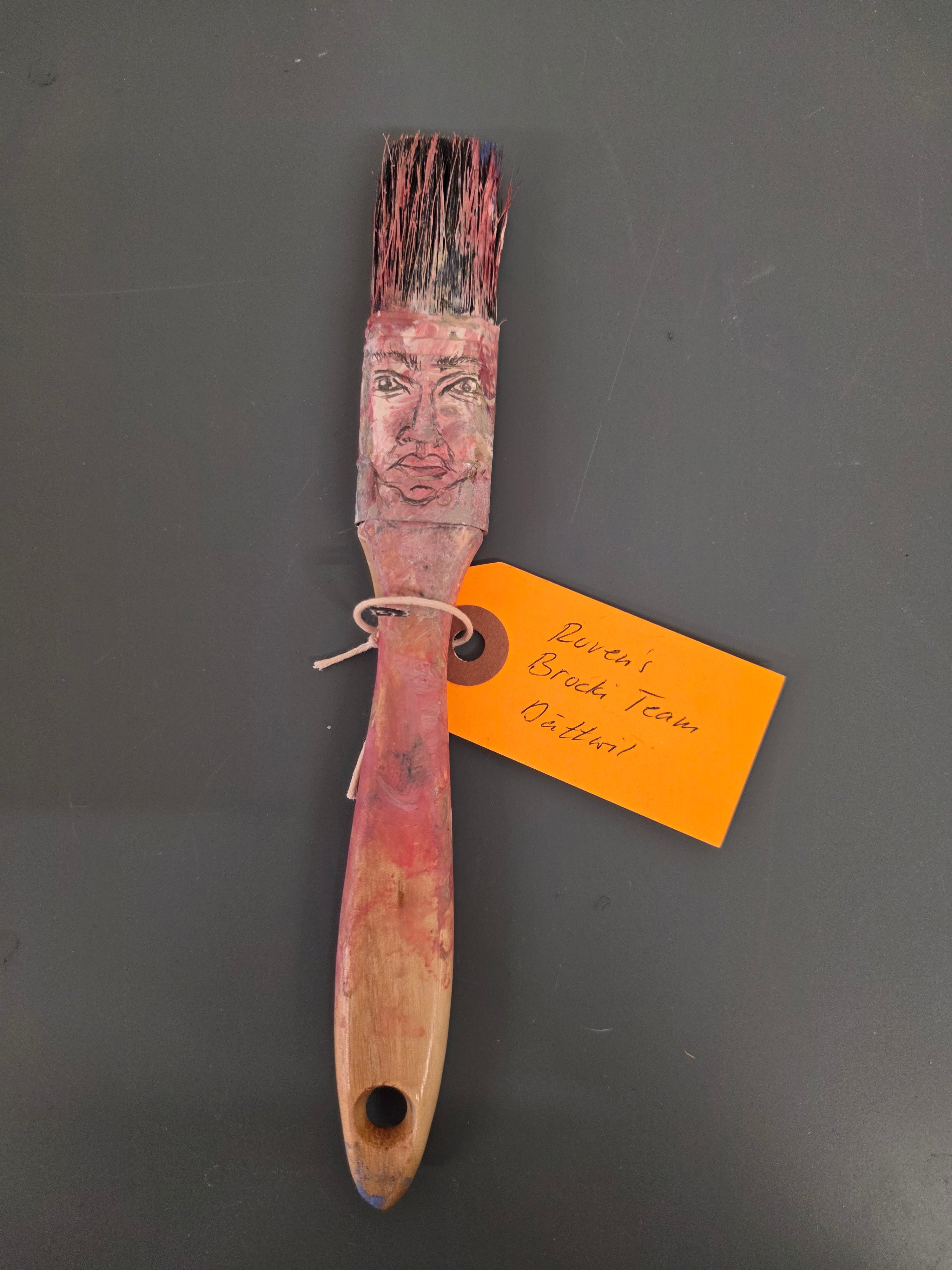 Pensionierter Mitarbeiter „Ernst Haft“ – bemalter Pinsel (ca. 17 cm)
