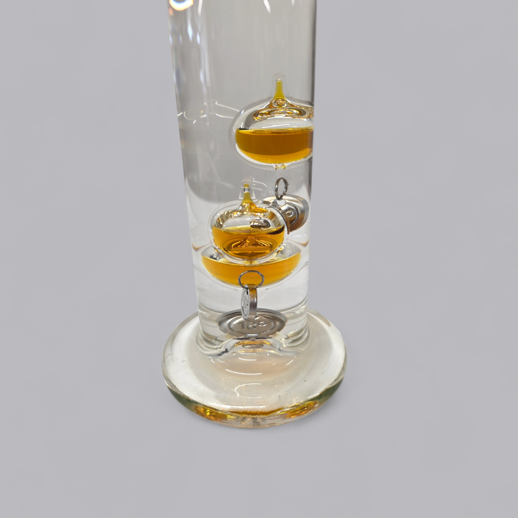 Goldener Tanz der Physik: Edles Galileo-Thermometer mit Bernstein-Akzenten