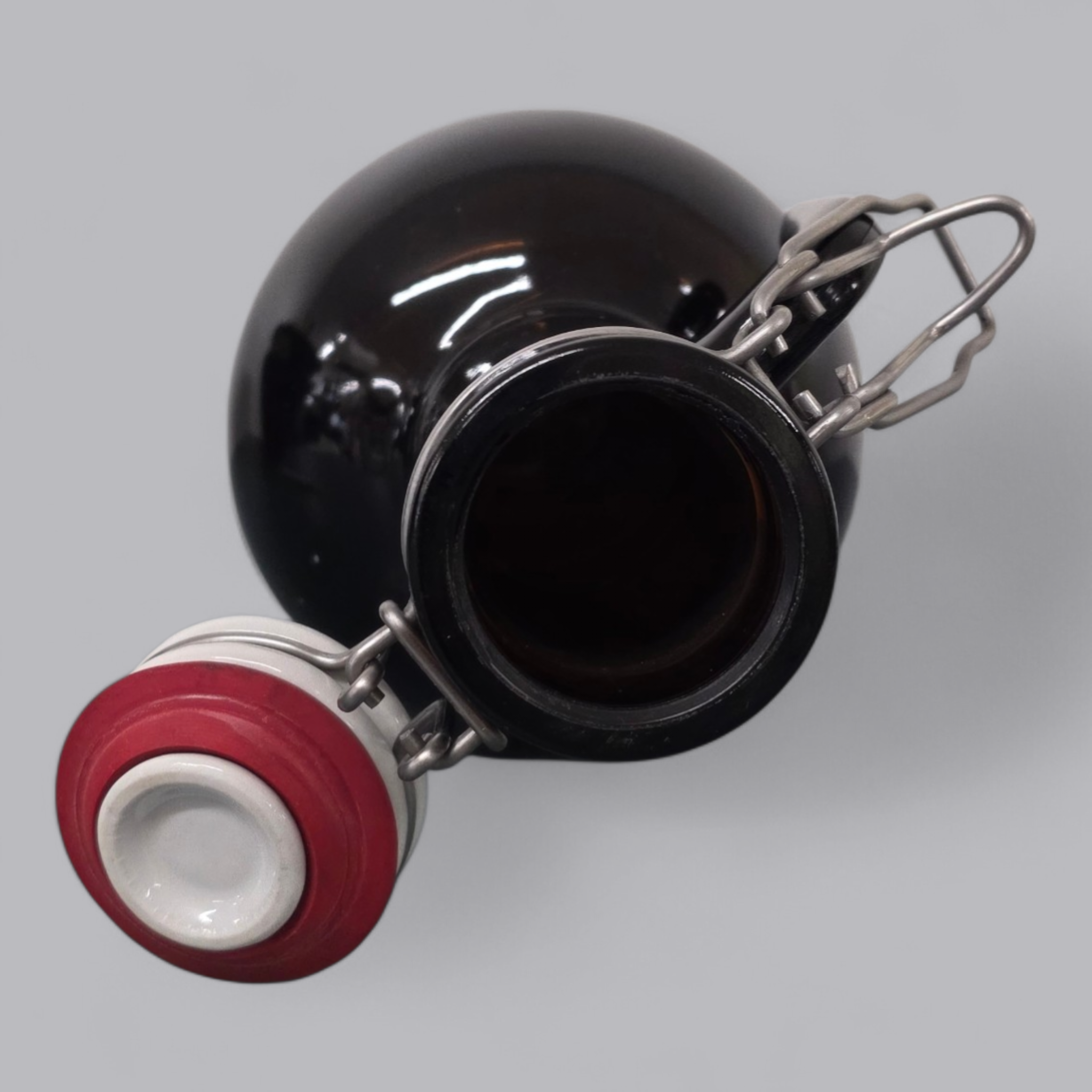 Traditionelle Baarer Bierflasche – Braunglas mit Bügelverschluss & Vintage-Design