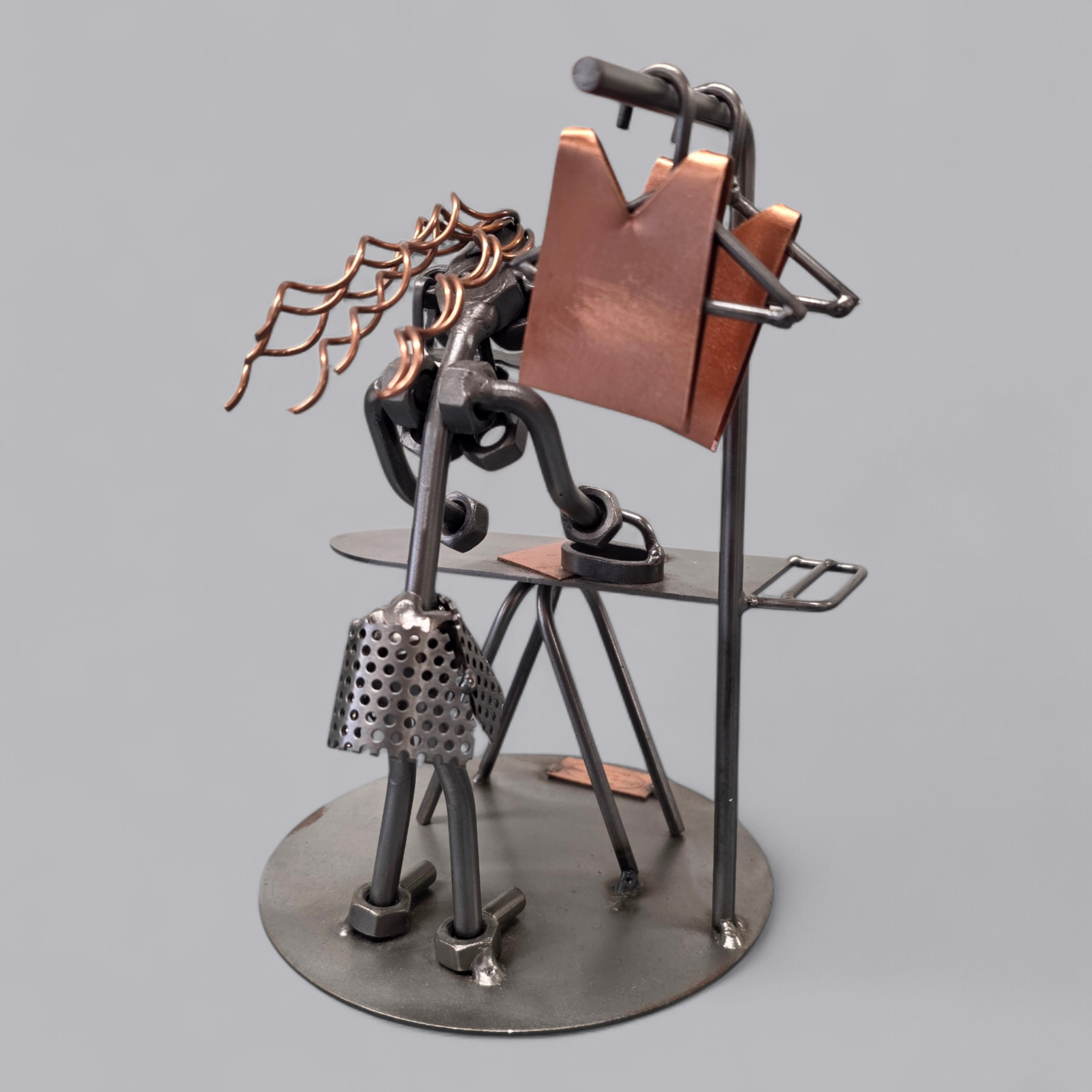 Einzigartiges Metall-Kunstwerk: Fleissige Bügelfee von Hinz & Kunst Germany