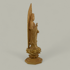 Anmutige Guanyin Holzskulptur auf Lotusthron – Meisterhafte Schnitzkunst