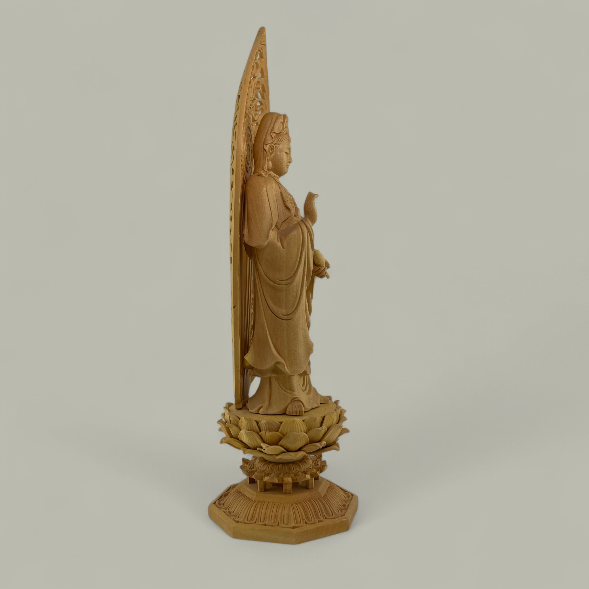 Anmutige Guanyin Holzskulptur auf Lotusthron – Meisterhafte Schnitzkunst