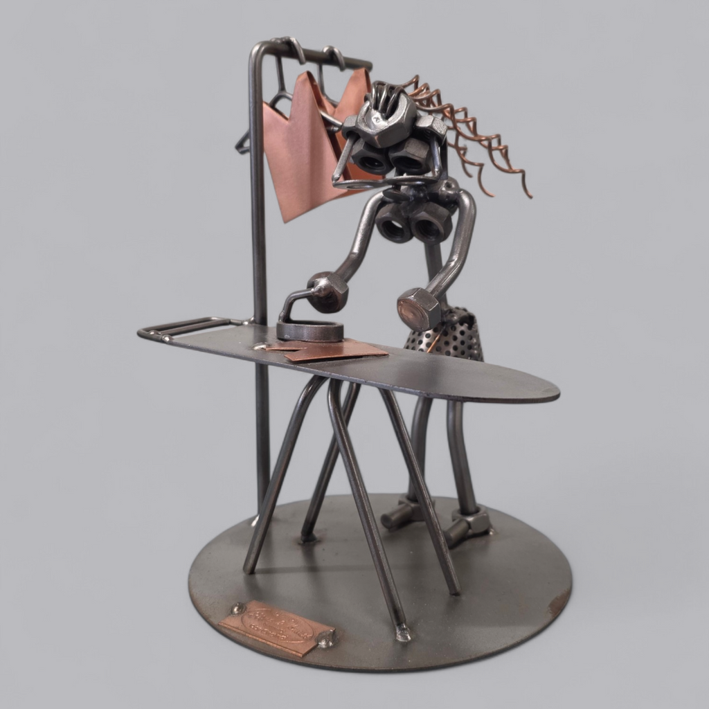 Einzigartiges Metall-Kunstwerk: Fleissige Bügelfee von Hinz & Kunst Germany