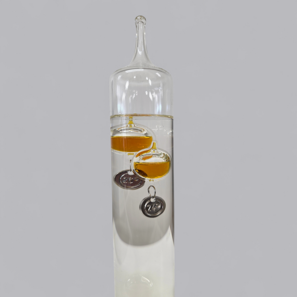 Goldener Tanz der Physik: Edles Galileo-Thermometer mit Bernstein-Akzenten