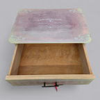 Upcycling Nachtschrank mit sanfter Patina in Pastelltönen