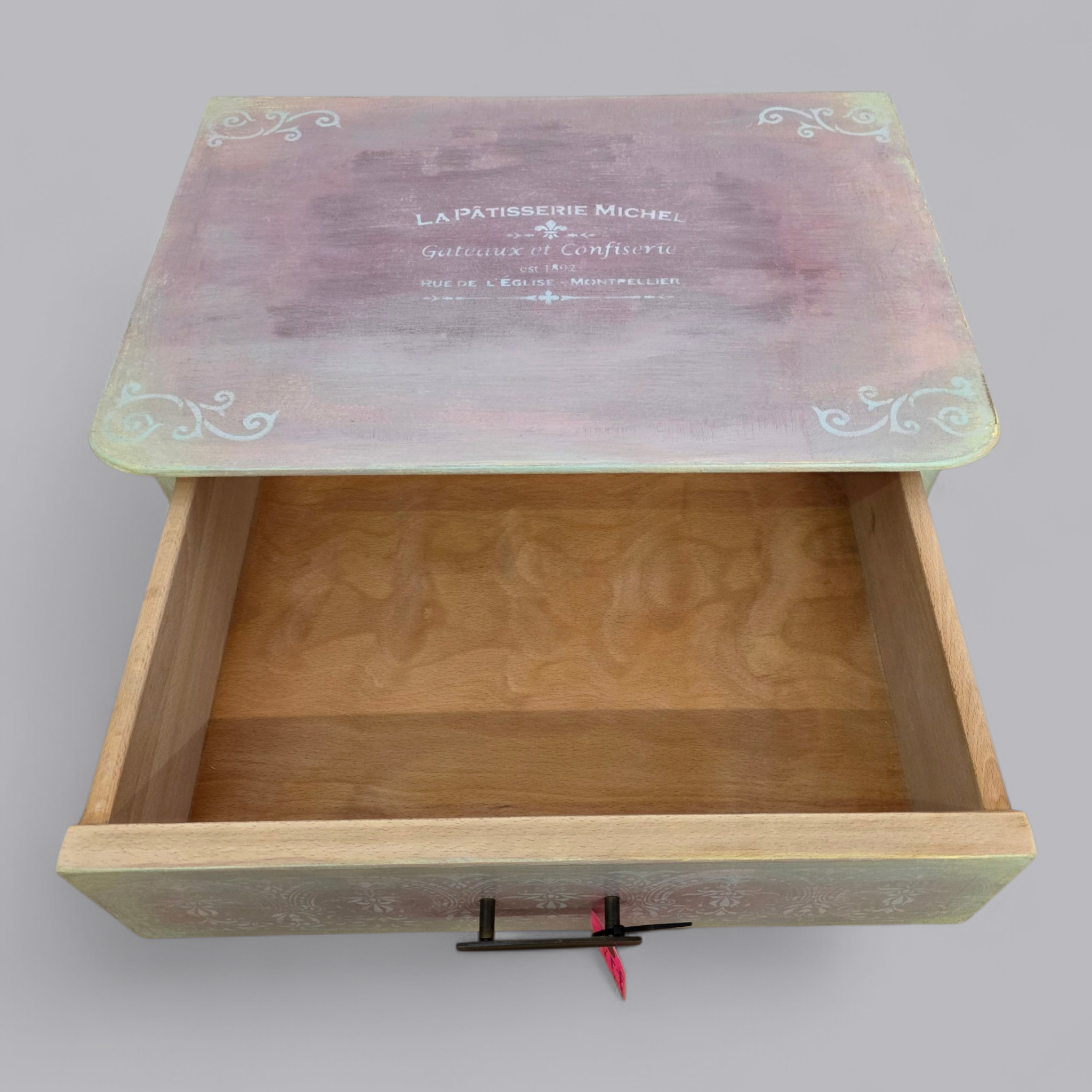 Upcycling Nachtschrank mit sanfter Patina in Pastelltönen