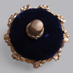 Vintage Nadelkissen mit Fingerhut im Barock-Stil