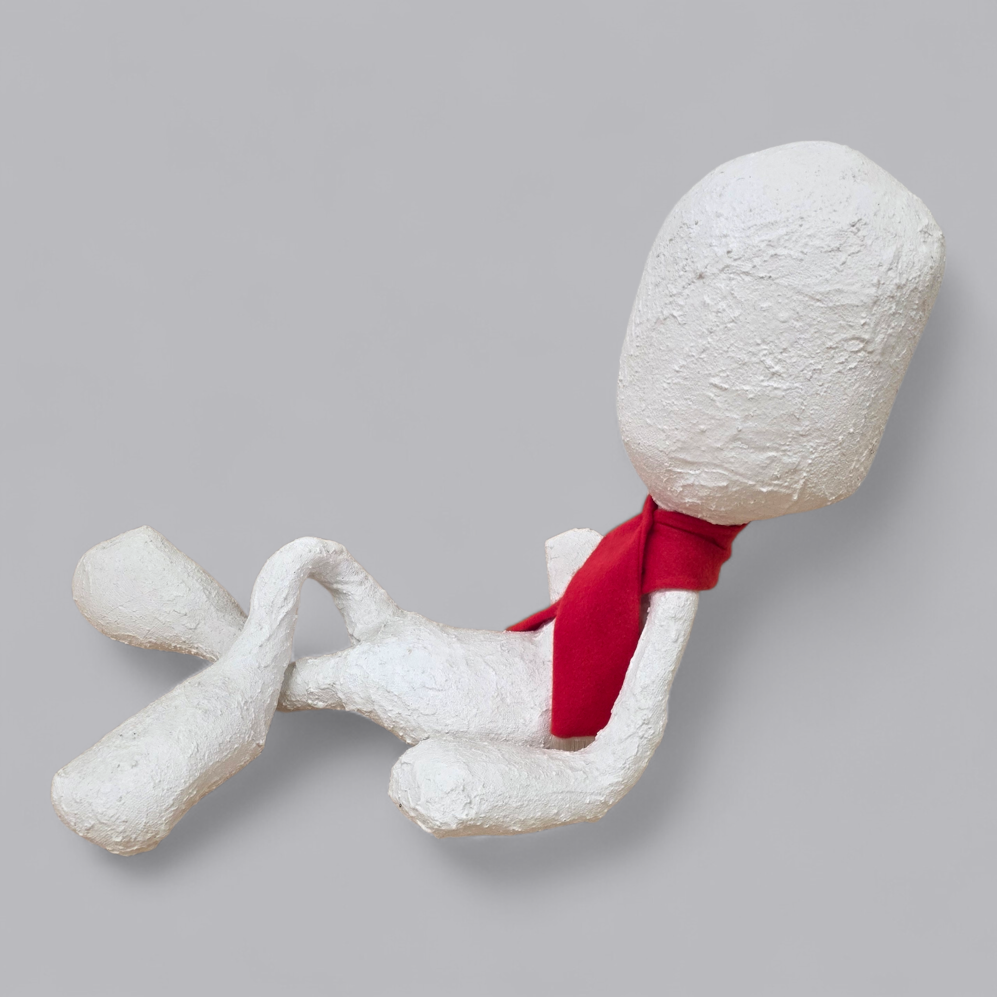 Abstrakte Skulptur – Sitzende Figur mit rotem Schal
